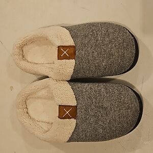 Womens sz 7/8 nwots slippers.